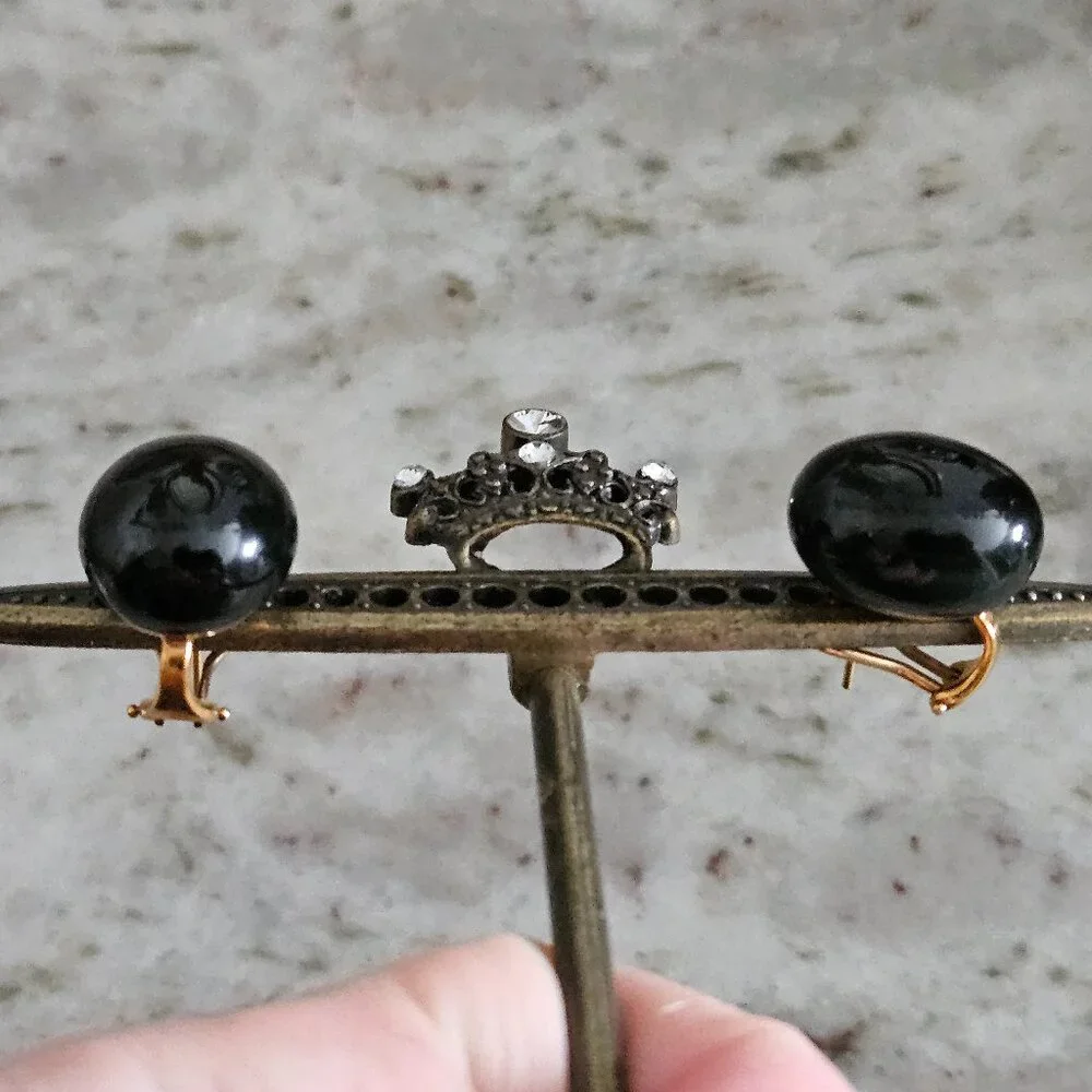 RARE DESIGNER GUMPS LYNN NAKAMURA 18K GOLD BLACK JADE PEBBLE CABOCHON EARRINGS